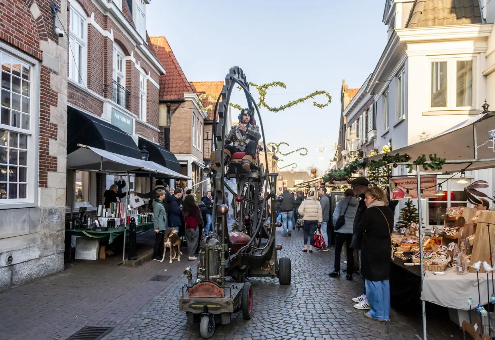 Verlichte kerstkraam in het historische centrum