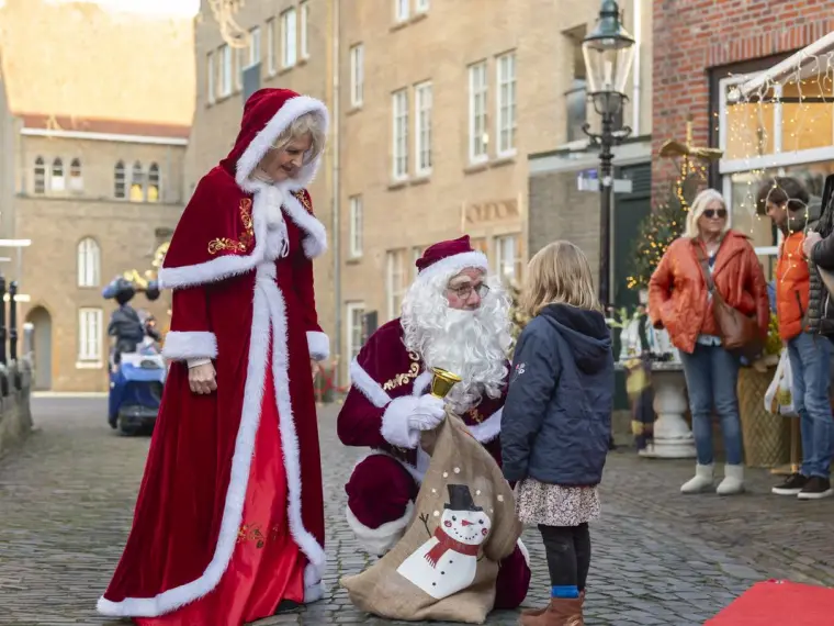 De kerstman ontmoet jonge bezoekers